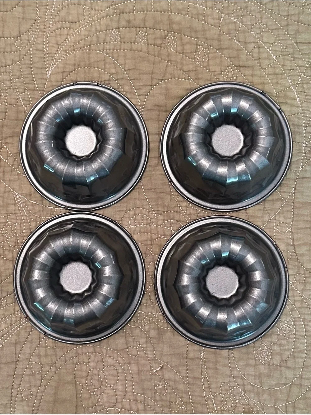 Set of 4 mini Bundt pans • Brand New • baking • kitchen